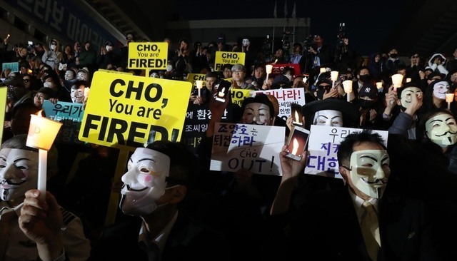 대한항공 직원들과 시민들이 5월7일 저녁 서울 광화문에서 촛불집회를 열어 ‘조양호 회장 일가의 퇴진’을 요구하고 있다. 강창광 기자 chang@hani.co.kr