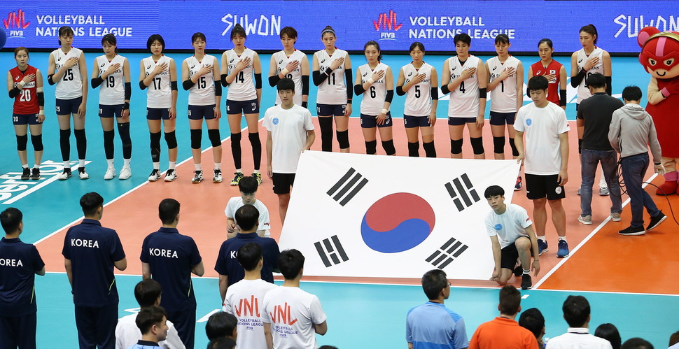 한국 여자배구가 일본에 0-3으로 완패했다. 사진은 수원대회 당시 한국선수단 모습. 대한민국배구협회 제공