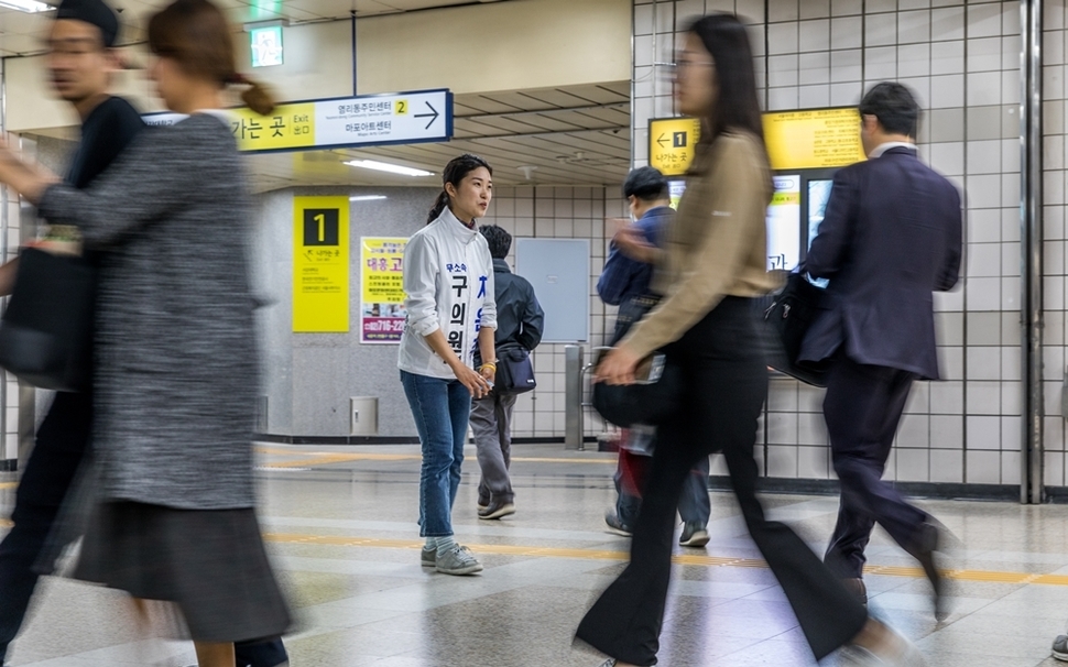 서울 마포 나 선거구 구의원 선거에 출마한 차윤주 후보가 대흥역에서 시민들에게 인사하고 있다. 박승화 <한겨레21> 기자 eyeshoot@hani.co.kr