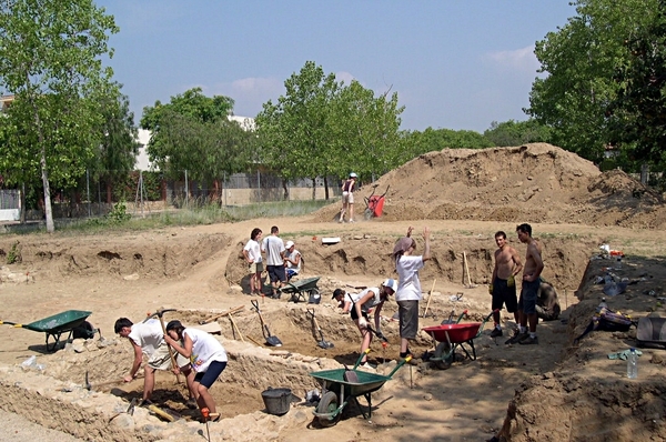 2014년 스페인 캄브릴스에서 열린 국제워크캠프 현장. 봉사자들이 무너진 빈민가의 집을 재건하고 있다. 박은하 제공