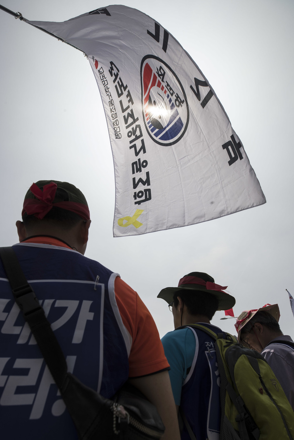 ‘사법적폐 청산과 사법농단 피해 회복을 촉구하는 교사선언과 사법농단과 법외노조 관련 국제노동기구(ILO) 결사의자유위원회 추가제소 발표 기자회견’이 열린 7일 오전 서울 서초구 대법원 동문 앞에서 전국교직원노동조합 조합원들이 32도를 웃도는 더위 속에서 참석해 사법농단에 의한 전교조 법외노조화를 규탄하고 있다. 김성광 기자