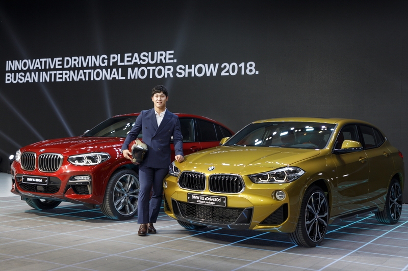 평창 겨울올림픽 스켈레톤 금메달리스트 윤성빈 선수가 베엠베(BMW) 뉴 X4, 뉴 X2 모델 앞에서 포즈를 취하고 있다. 베엠베 제공