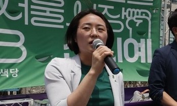 [한겨레 사설] 신지예 후보 벽보 훼손, 명백한 ‘여성혐오’ 범죄다