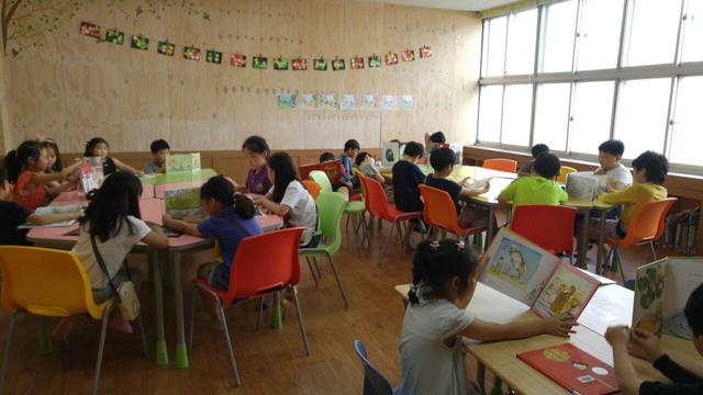 돌봄교실에서 그림책을 읽는 아이들.