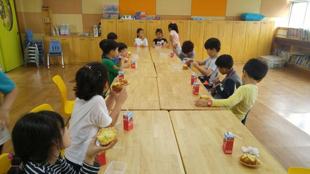 돌봄교실 간식시간.