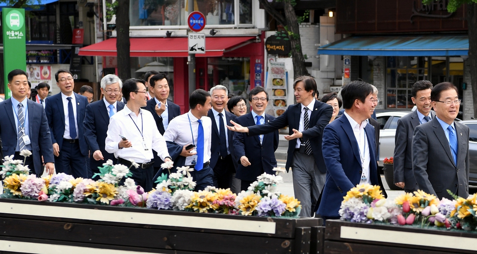 임종석 대통령 비서실장과 정의용 국가안보실장, 조국 정무수석을 비롯한 청와대 수석·보좌관들이 6·13 지방선거 사전투표 첫 날인 8일 오전 서울 종로구 삼청동 주민센터에 마련된 사전 투표소에서 한 표를 행사한 뒤 도보로 청와대로 이동하고 있다. 청와대사진기자단