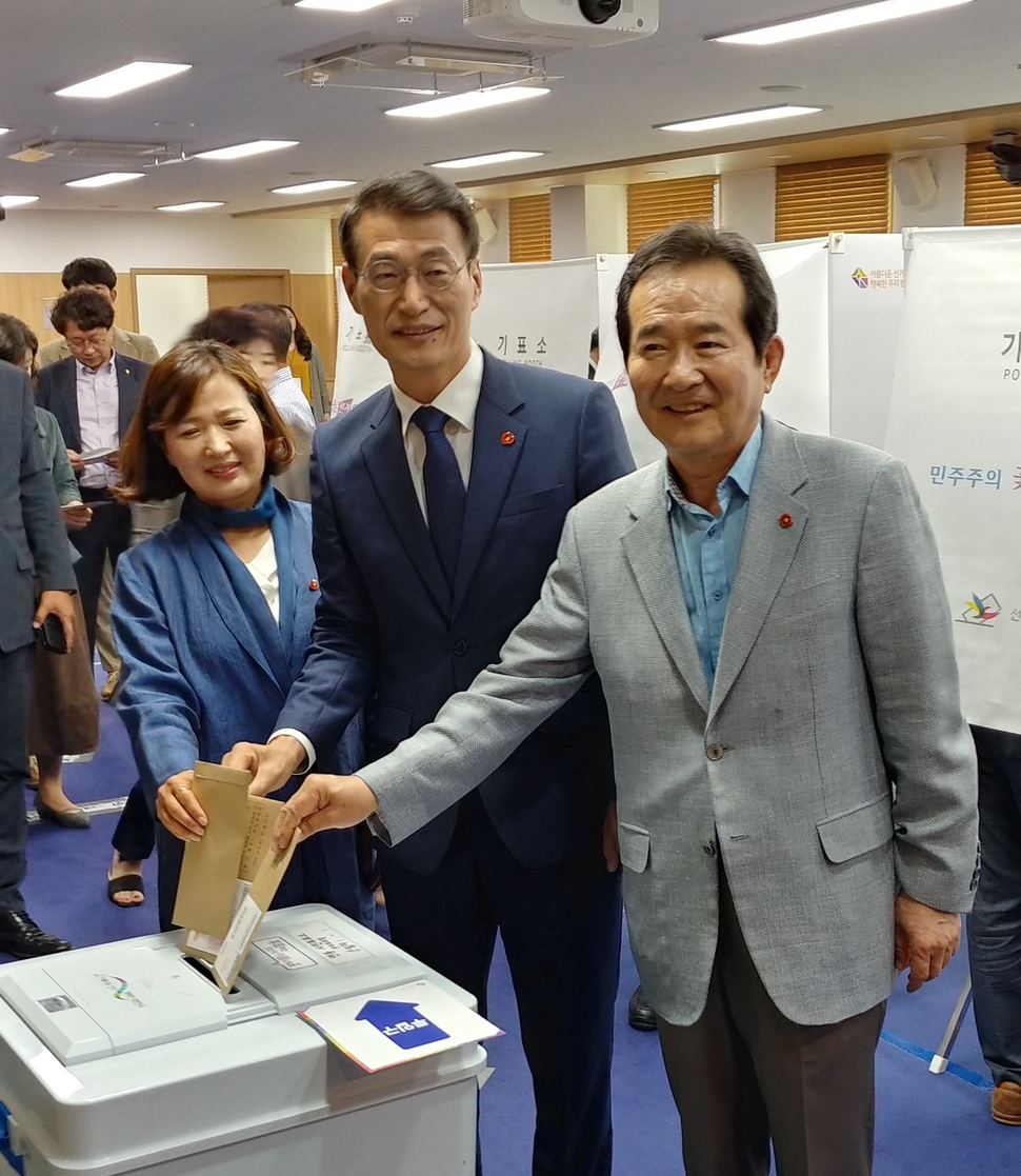 문대림 민주당 제주지사 후보(가운데)와 부인 이맹숙씨, 정세균 전 국회의장이 8일 오전 제주시 연동 제주도의회에 마련된 사전투표소에서 투표했다.