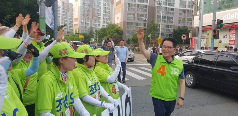 박지원 민주평화당 의원이 7일 평화당의 목포시장 후보인 박홍률 후보의 지원유세에 나서 선거운동원들에게 손을 흔들고 있다.