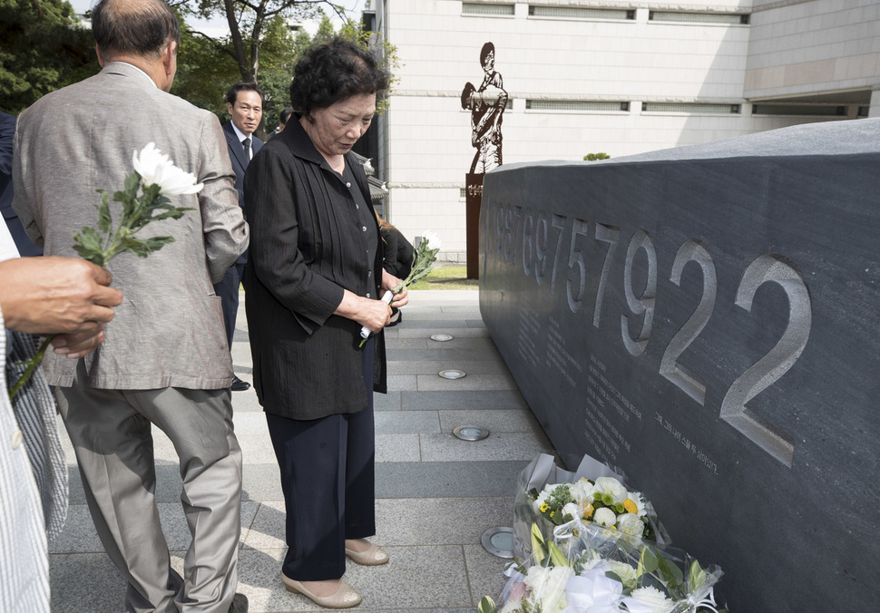 ‘제31주기 이한열 추모제’가 8일 오후 서울 서대문구 연세대학교 이한열동산에서 열려 이 열사의 어머니 배은심씨가 참석해 헌화하고 있다. 김성광 기자