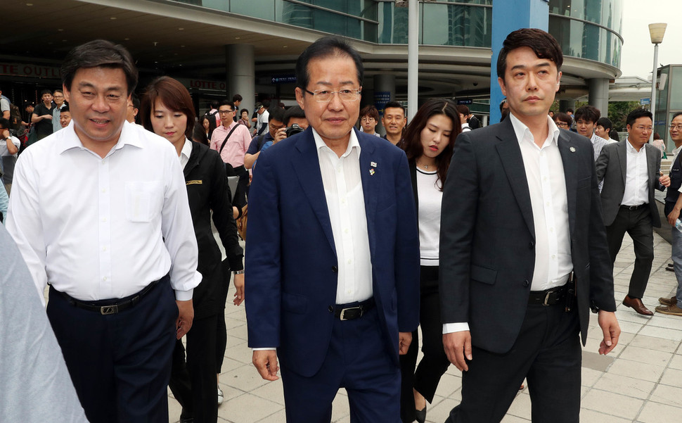 홍준표 자유한국당 대표가 8일 오전 서울역에서 열린 제7회 전국동시지방선거 및 국회의원 재ㆍ보궐선거 사전투표 독려 캠페인을 마친 뒤 이동하고 있다. 김경호 선임기자 jijae@hani.co.kr