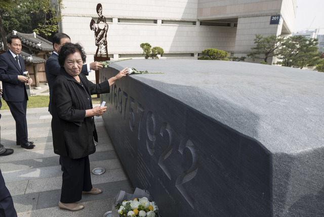 8일 오후 서울 서대문구 연세대학교 한열동산에서 열린 ‘제31주기 이한열 추모제’에 이한열 열사의 어머니 배은심 여사가 참석해 헌화하고 있다. 김성광 기자 flysg2@hani.co.kr