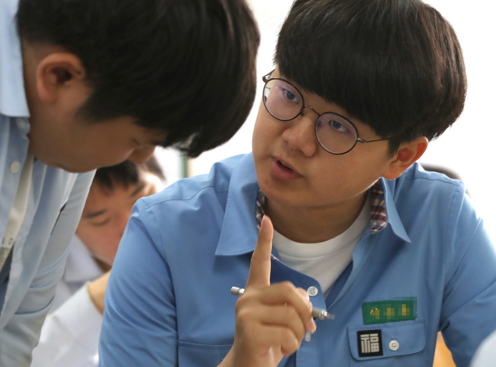 7일 오전 서울 종로구 경복고에서 고3 학생들이 2019학년도 대학수학능력시험 6월 모의평가를 치르기 전에 함께 문제를 풀어보고 있다. 연합뉴스