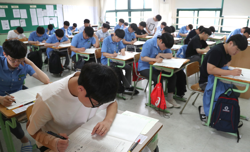 7일 오전 서울 종로구 경복고에서 고3 학생들이 2019학년도 대학수학능력시험 6월 모의평가를 치르기 전에 함께 문제를 풀어보고 있다. 연합뉴스