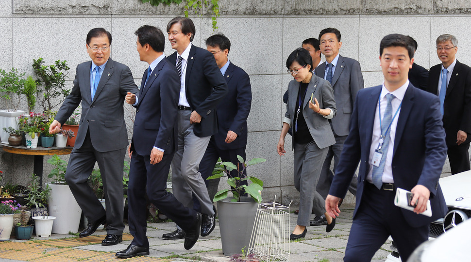 임종석 대통령 비서실장과 정의용 국가안보실장, 조국 정무수석을 비롯한 청와대 수석·보좌관들이 6·13 지방선거 사전투표 첫 날인 8일 오전 서울 종로구 삼청동 주민센터에 마련된 사전 투표소에서 한 표를 행사한 뒤 도보로 청와대로 이동하고 있다.