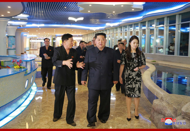 김정은 북한 국무위원장이 평양 대동강변에 새로 들어선 ‘평양대동강수산물식당’을 부인 리설주 여사와 함께 둘러보고 있다. 조선중앙통신