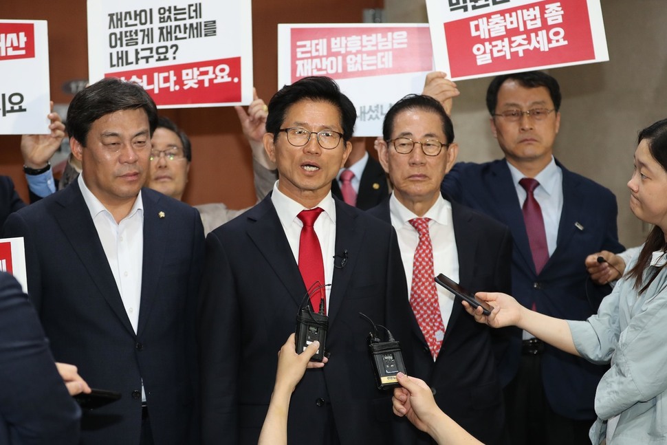 김문수 자유한국당 서울시장 후보가 10일 오전 국회 정론관에서 `대국민호소' 기자회견을 한 뒤 기자들의 질문에 답하고 있다.  강창광 기자 chang@hani.co.kr