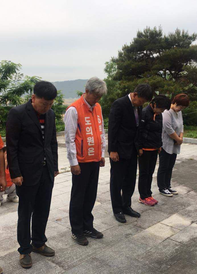 박형대 민중당 전남도의원 후보 등이 전남 장흥의 동학농민혁명기념탑 앞에서 농업·농촌·농민을 살리기 위한 결의를 다지고 있다.