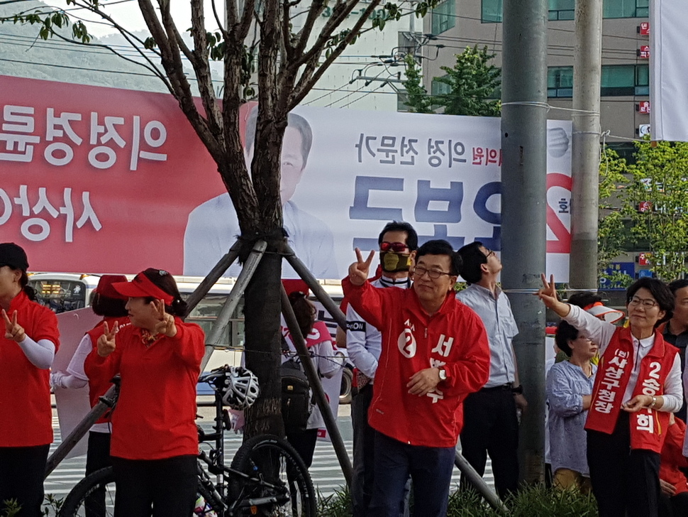 서병수 자유한국당 부산시장 후보가 지난 7일 부산 사상구 주례교차로 앞에서 시민들에게 인사를 하고 있다.