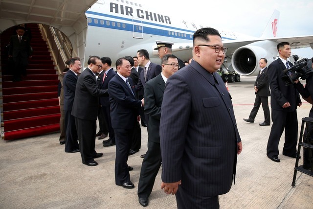 김정은 북한 국무위원장 일행이 10일 오후 싱가포르 창이공항에 도착해 싱가포르 외교장관 등의 영접을 받고 있다. 싱가포르 공보부 제공