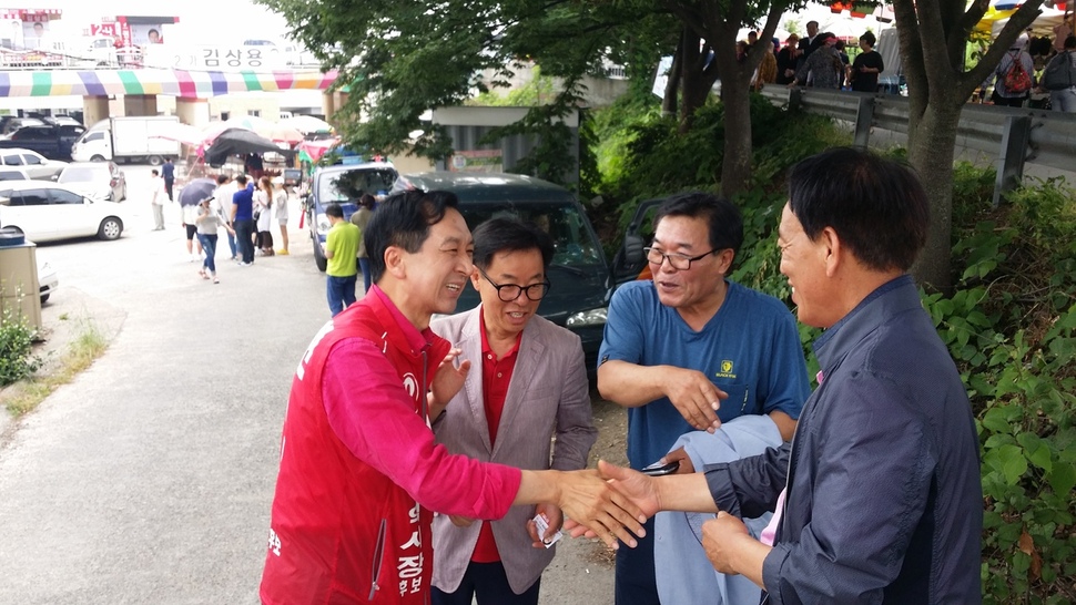 지난 8일 울산 울주군 남창옹기종기시장 주차장에서 김기현 자유한국당 울산시장 후보가 유권자들과 악수하며 지지를 호소하고 있다.