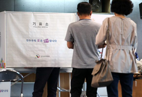 제7회 전국동시지방선거 및 국회의원 재ㆍ보궐선거 사전투표 마지막 날인 9일 서울 강남구 청담동주민센터에서 유권자들이 투표하고 있다. 서울/연합뉴스