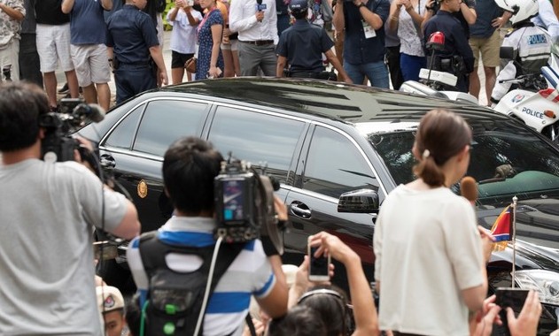 센토사섬 대포엔 ‘꽃다발’…각국 취재진 2500명 북적