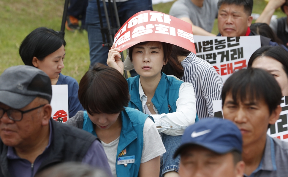 11일 오전 전국법관대표회의가 열린 경기 고양시 사법연수원 앞에서 열린 '양승태 사법농단 규탄 및 노동자 피해 원상회복을 위한 결의대회'에 케이티엑스(KTX)승무원 노조 노동자들이 참석하고 있다. 고양/박종식 기자 anaki@hani.co.kr