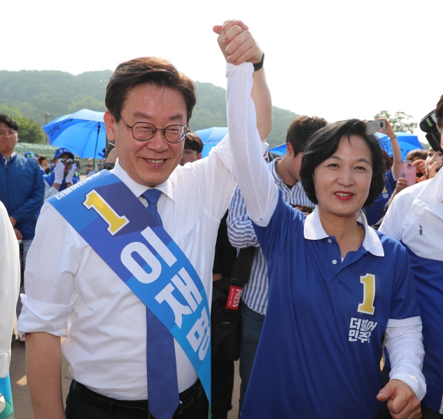 추미애 더불어민주당 대표와 이재명 경기지사 후보가 지난달 31일 오후 경기 수원시 화성행궁 광장에서 열린 경기지역 집중 유세에서 손을 들어 인사하고 있다. 수원/강창광 기자 chang@hani.co.kr.