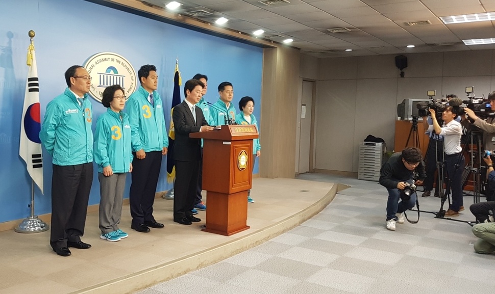 안철수 바른미래당 서울시장 후보가 11일 국회 정론관에서 기자회견을 하고 있다. 송경화 기자