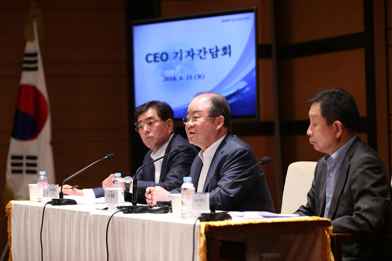 정성립 대우조선해양(가운데)은 11일 서울 중구 다동 사옥에서 기자간담회를 열어 자구계획안 이행 실적 등을 설명했다. 정 사장 왼쪽은 조성욱 부사장, 오른쪽은 이근모 부사장. 대우조선해양 제공