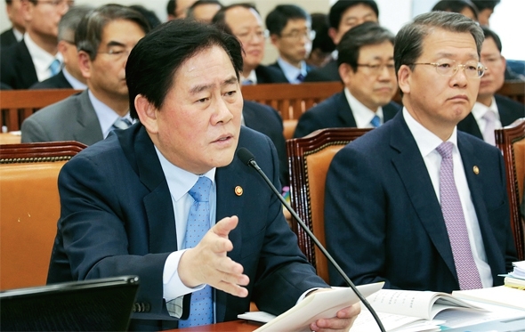2015년 2월5일 최경환 당시 경제부총리(전 지식경제부 장관)이 국회 국정조사에서 의원들의 질문에 답변하고 있다. 이정우 선임기자 woo@hani.co.kr
