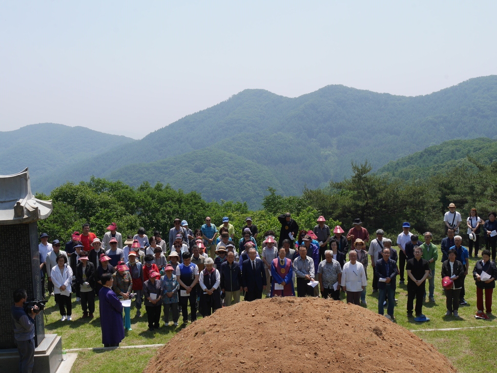 지난 2일 경기도 여주 천덕산 해월 묘소에서 해월 순도 120돌을 맞아 참례식이 거행되고 있다.