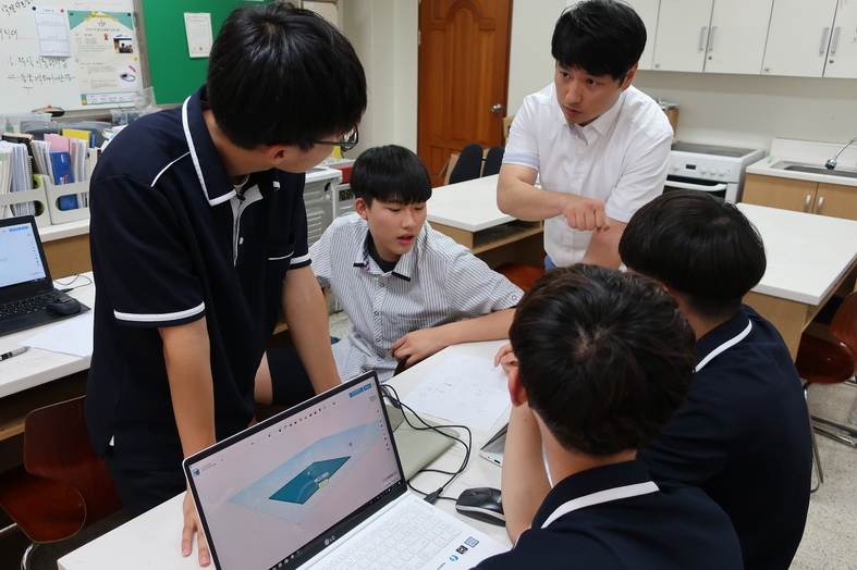 경기도 동탄 나루고등학교 발명프로젝트반 학생들이 지난 6월5일 조재만 기술교사와 함께 문손잡이 설계에 대해 얘기를 나누고 있다. 김태경 기자