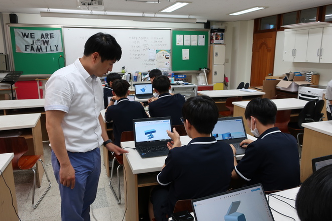 경기도 동탄 나루고등학교 발명프로젝트반 학생들이 지난 6월5일 조재만 기술교사(서 있는 이)의 도움을 받아 쓰레받기와 문손잡이를 설계하고 있다. 김태경 기자