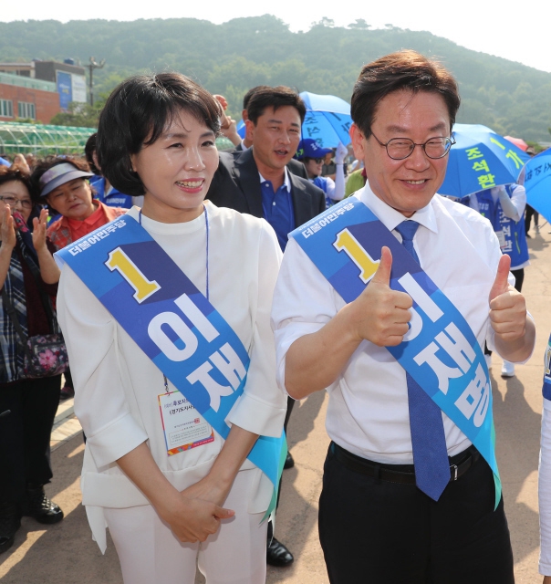 이재명 경기지사 후보와 부인 김혜경씨가 지난달 31일 오후 경기 수원시 화성행궁 광장에서 열린 경기지역 집중 유세에서 손을 들어 인사하고 있다. 수원/강창광 기자 chang@hani.co.kr.