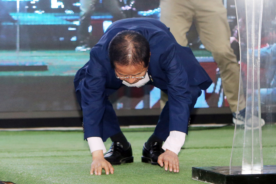 6·13 지방선거를 앞둔 마지막 주말인 9일 자유한국당이 부산 중구 광복동에서 연 ‘‘가자! 부산 지키러‘‘ 대규모 총력 유세에서 홍준표 대표가 부산시민께 사죄의 절을 하며 지지를 호소하고 있다. 연합뉴스