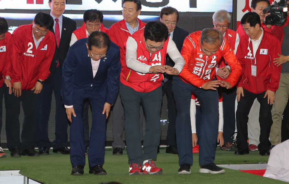 6·13 지방선거를 앞둔 마지막 주말인 9일 자유한국당이 부산 중구 광복동에서 연 ‘‘가자! 부산 지키러‘‘ 대규모 총력 유세에서 홍준표 대표, 서병수 부산시장 후보, 김대식 해운대을 보궐선거 출마 후보가 부산시민에게 절을 하며 지지를 호소하고 있다. 연합뉴스