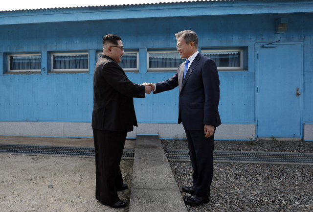 4월27일 남북정상회담 당시 문재인 대통령과 김정은 국무위원장이 군사분계선에서 처음 만나 악수를 하고 있다. 청와대 제공