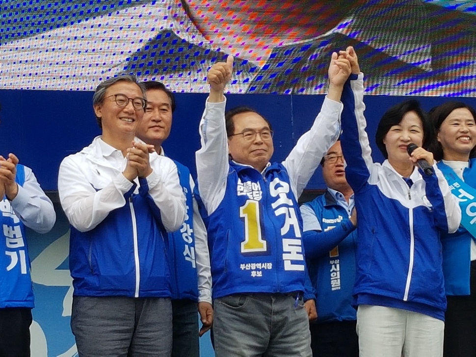 오거돈 민주당 부산시장 후보가 12일 서면교차로에서 지지를 호소하며 두 손을 들고 있다. 사진 김광수 기자