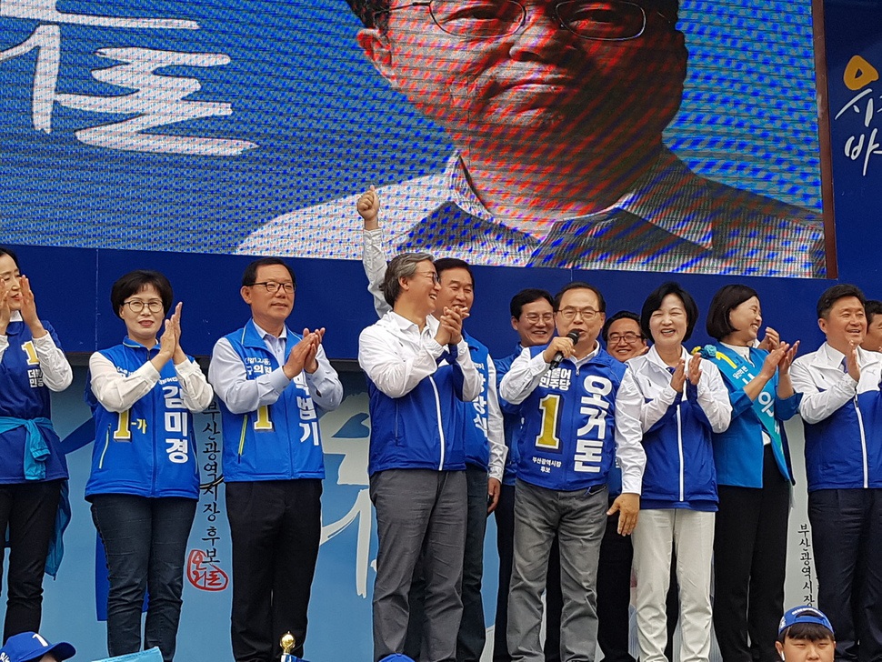 오거돈 민주당 부산시장 후보가 12일 서면교차로에서 “한 번만 기회를 달라”며 지지를 호소하고 있다. 사진 김광수 기자