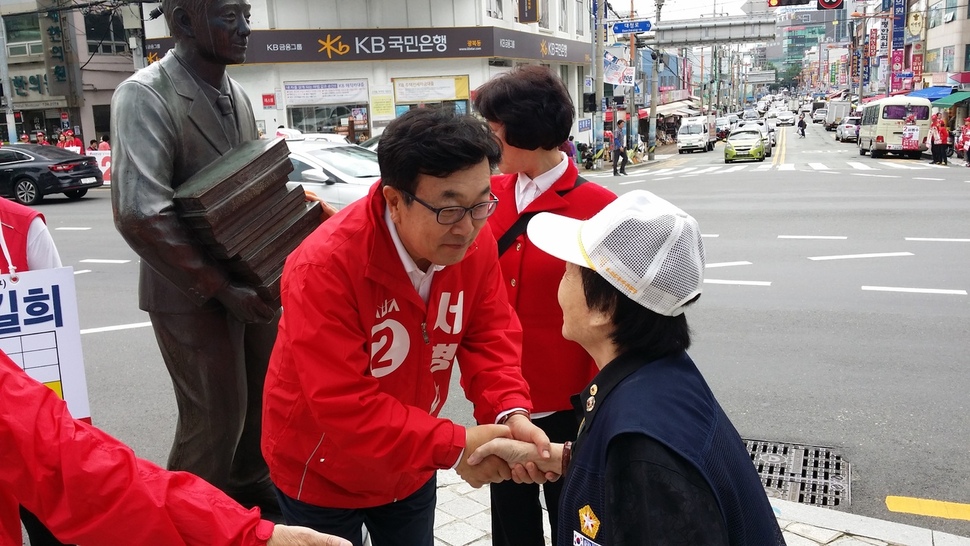 12일 오전 부산 중구 국제시장 근처 사거리에서 서병수 한국당 부산시장 후보가 유권자들에게 지지를 호소하고 있다.