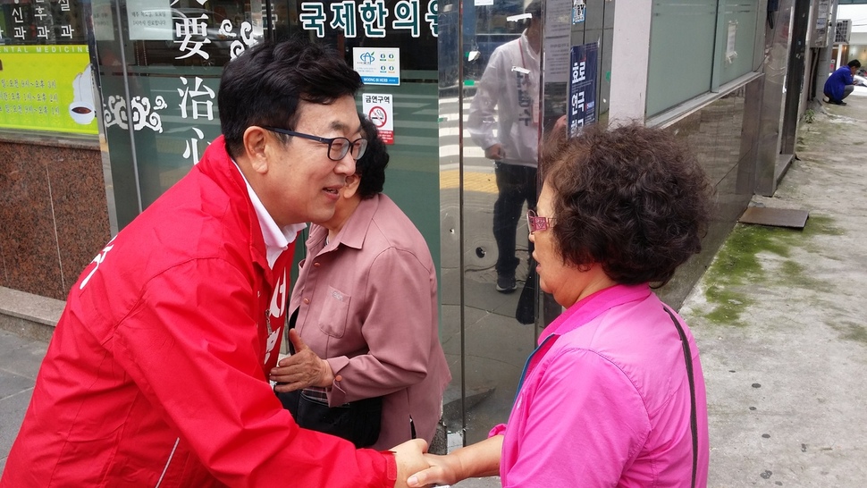 12일 오전 부산 중구 국제시장 근처 사거리에서 서병수 한국당 부산시장 후보가 유권자들에게 지지를 호소하고 있다.