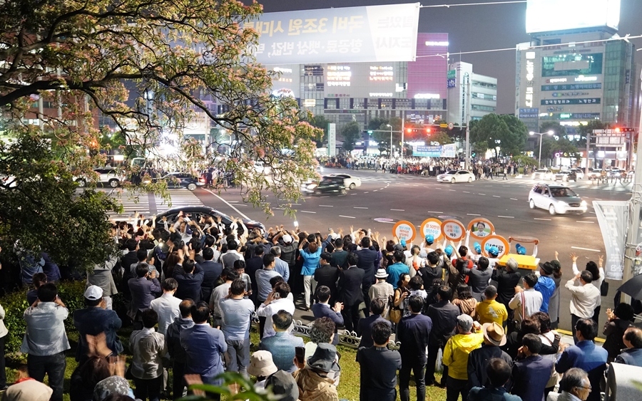 원희룡 무소속 제주지사 후보가 11일 오후 제주시 노형동 노형로터리에서 총력유세를 벌이고 있다.