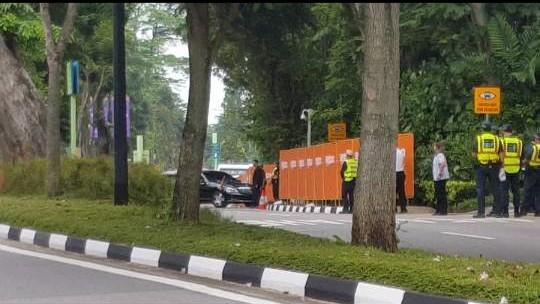 12일 오전 김정은 북한 국무위원장의 차량 행렬이 북-미 정상회담을 위해 싱가포르 센토사섬 카펠라 호텔 진입로에 들어서고 있다. 싱가포르/황준범 기자 jaybee@hani.co.kr
