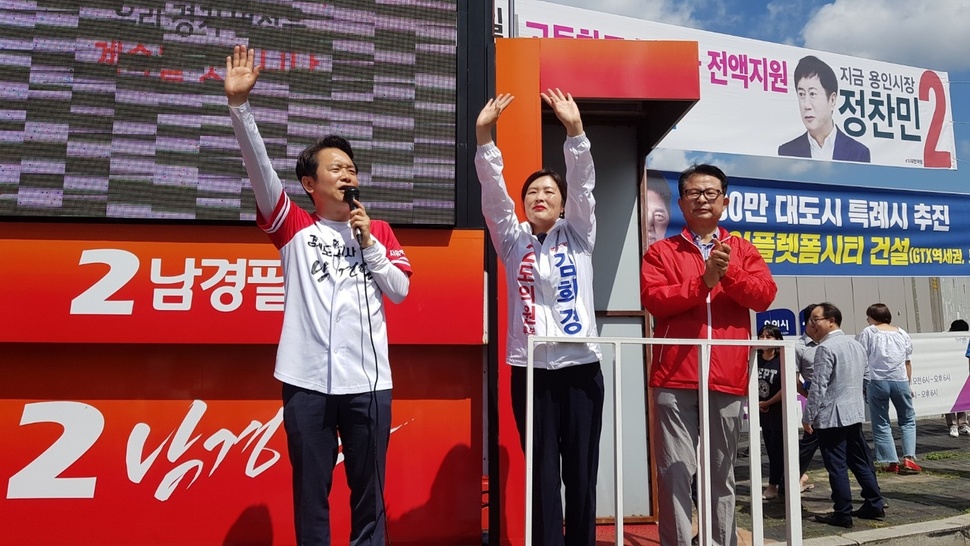 남경필 자유한국당 경기지사 후보가 12일 오전 용인 신갈오거리에서 유세를 벌이고 있다. 홍용덕 기자