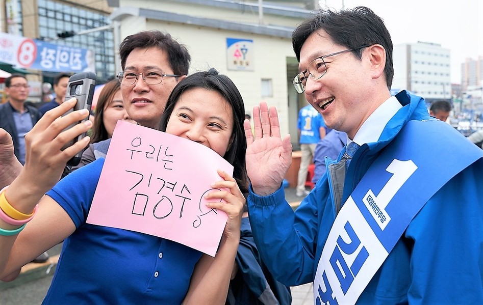 김경수 민주당 후보가 12일 통영 중앙시장에서 지지자들과 기념사진을 찍고 있다. 김경수 후보 선거캠프 제공