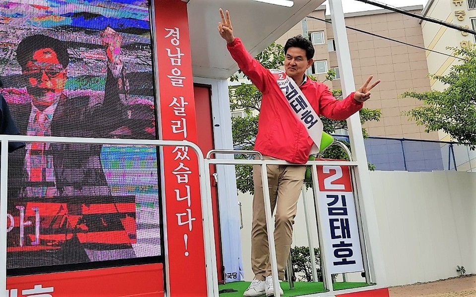 김태호 한국당 후보는 12일 하루 종일 유세차량을 타고 창원 시내를 돌며 거리인사를 했다. 김태호 후보 선거캠프 제공