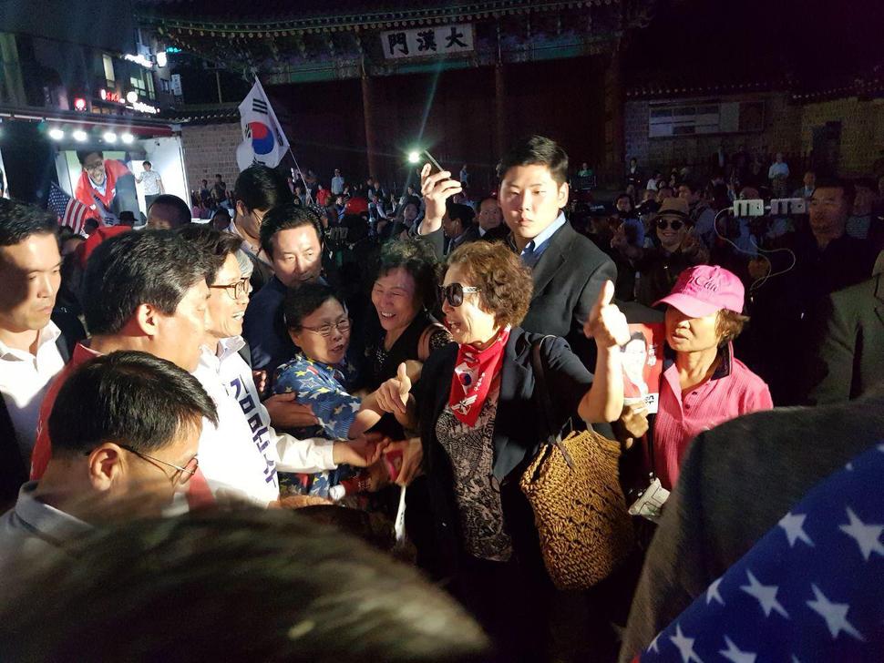 12일 서울 대한문 앞 합동유세를 마친 김문수 자유한국당 서울시장 후보가 지지자들과 악수를 나누고 있다. 정유경 기자