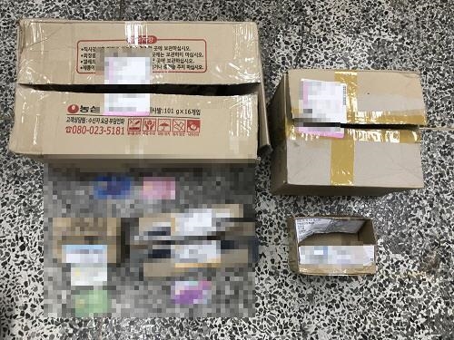 압수한 택배 상자 안에 들어 있는 대포카드. 부산 동부경찰서 제공