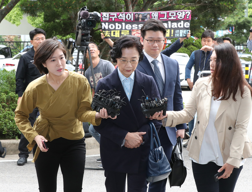 외국인 불법 고용 혐의를 받고 있는 한진그룹 조양호 회장의 아내 이명희 씨가 피의자 신분으로 조사받기 위해 11일 서울 양천구 목동 법무부 산하 서울 출입국외국인청에 출석하고 있다. 연합뉴스